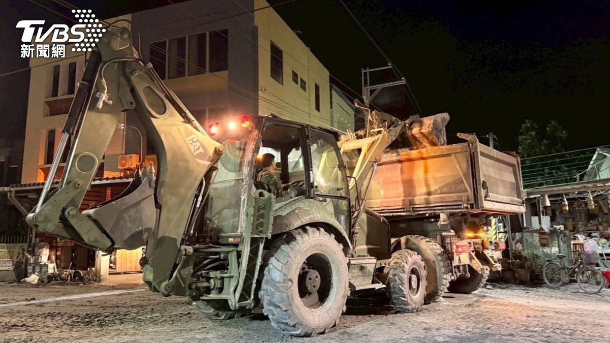 第四軍團派遣鏟裝機、裝土機等機工具全力協助道路清淤。（圖／TVBS）