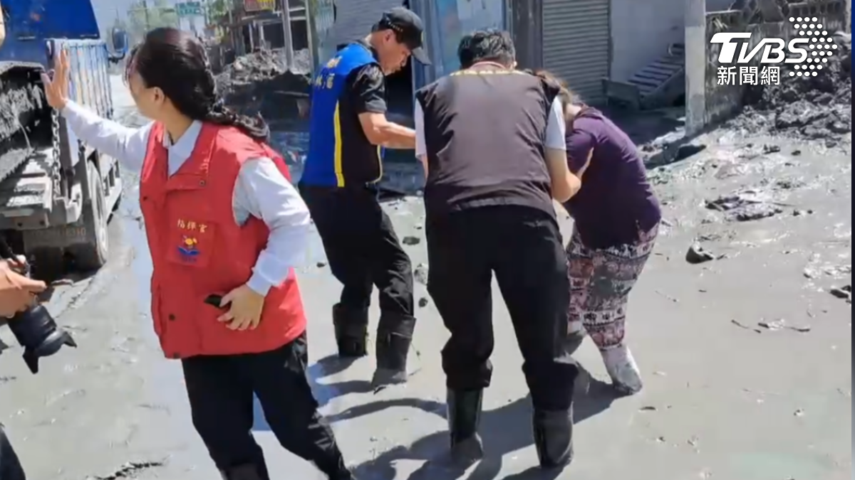 花蓮婦困泥濘!徐榛蔚遭網疑「見災民轉頭就走」 縣府還原真相