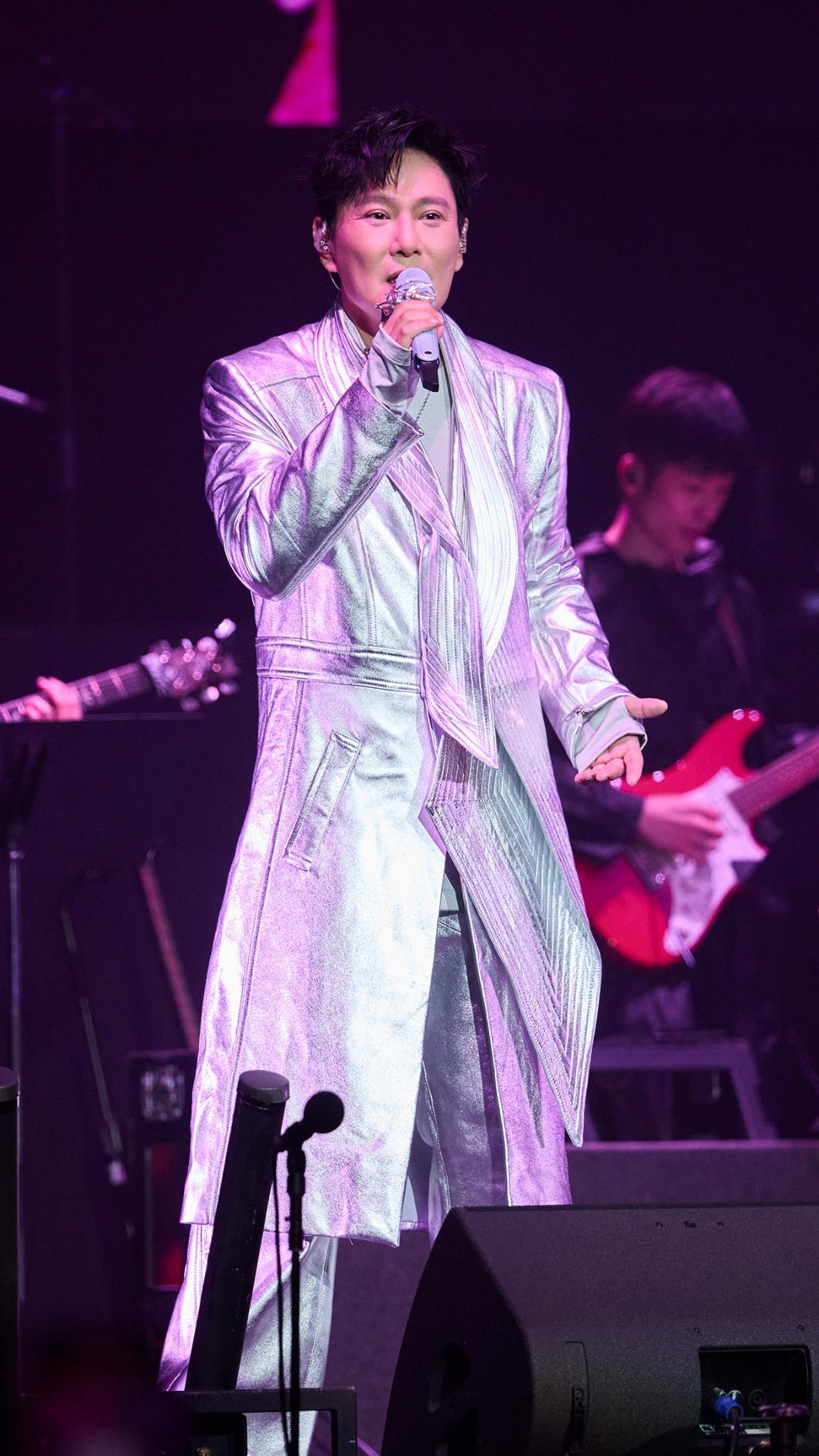 張信哲開唱前遇到怪風與大雨，笑說還好巡演順利舉辦。（圖／潮水音樂提供）