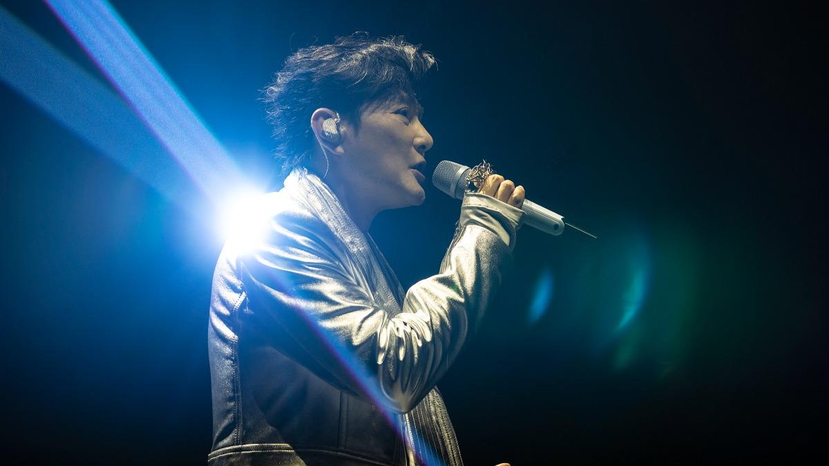 張信哲演唱〈我是真的愛你〉，讓台下歌迷忍不住落淚。（圖／潮水音樂提供）