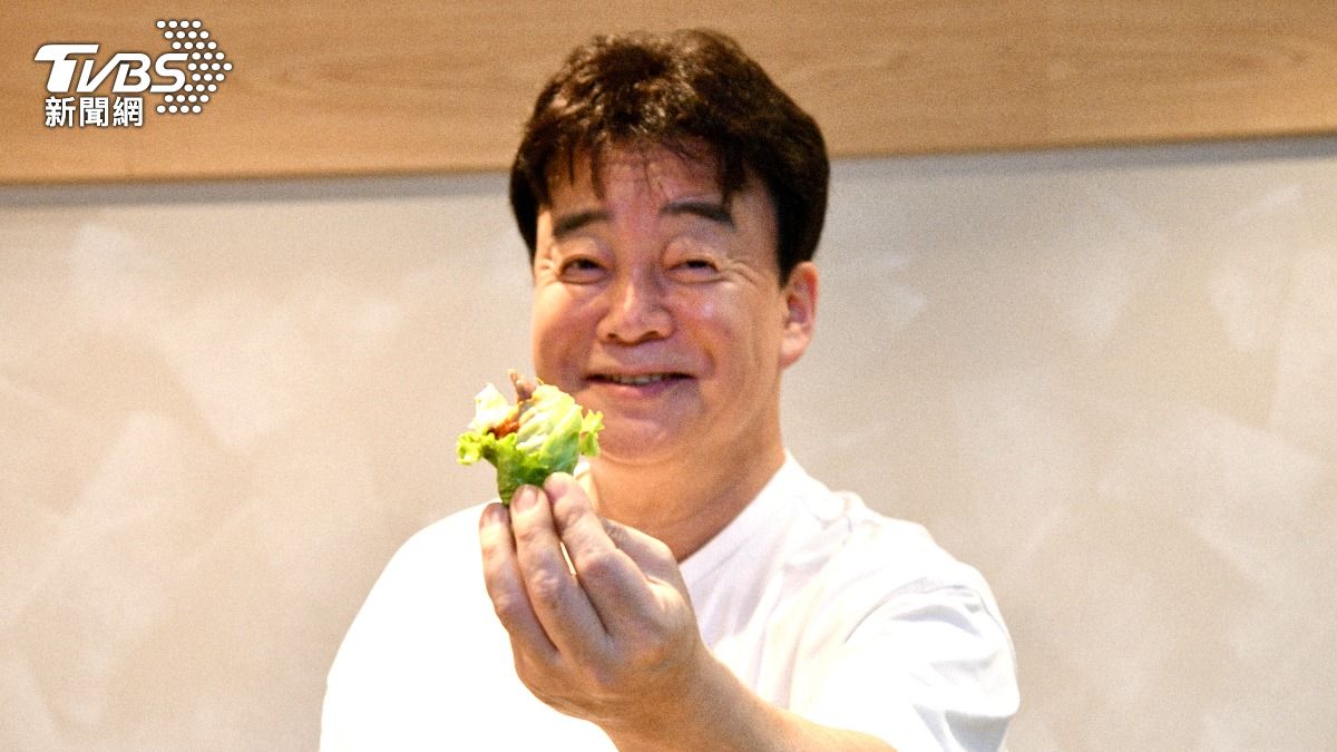 白種元親自示範菜包肉。(圖/胡瑞麒攝)