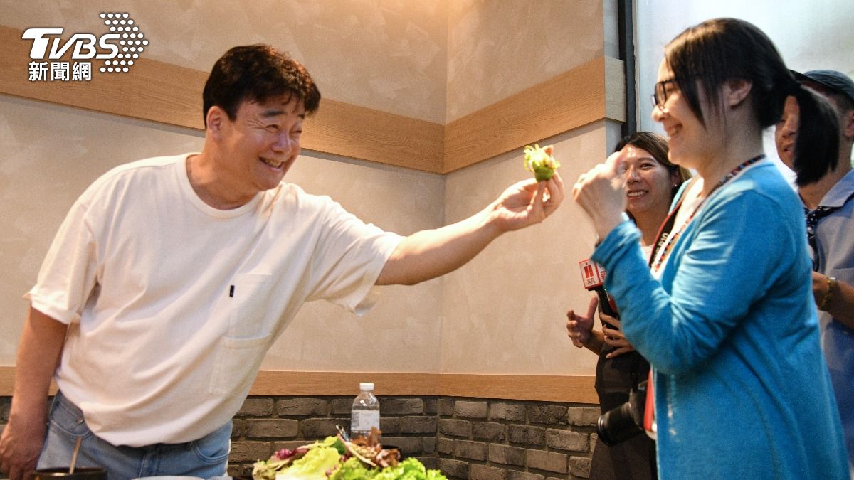 白種元親切餵食。(圖/胡瑞麒攝)