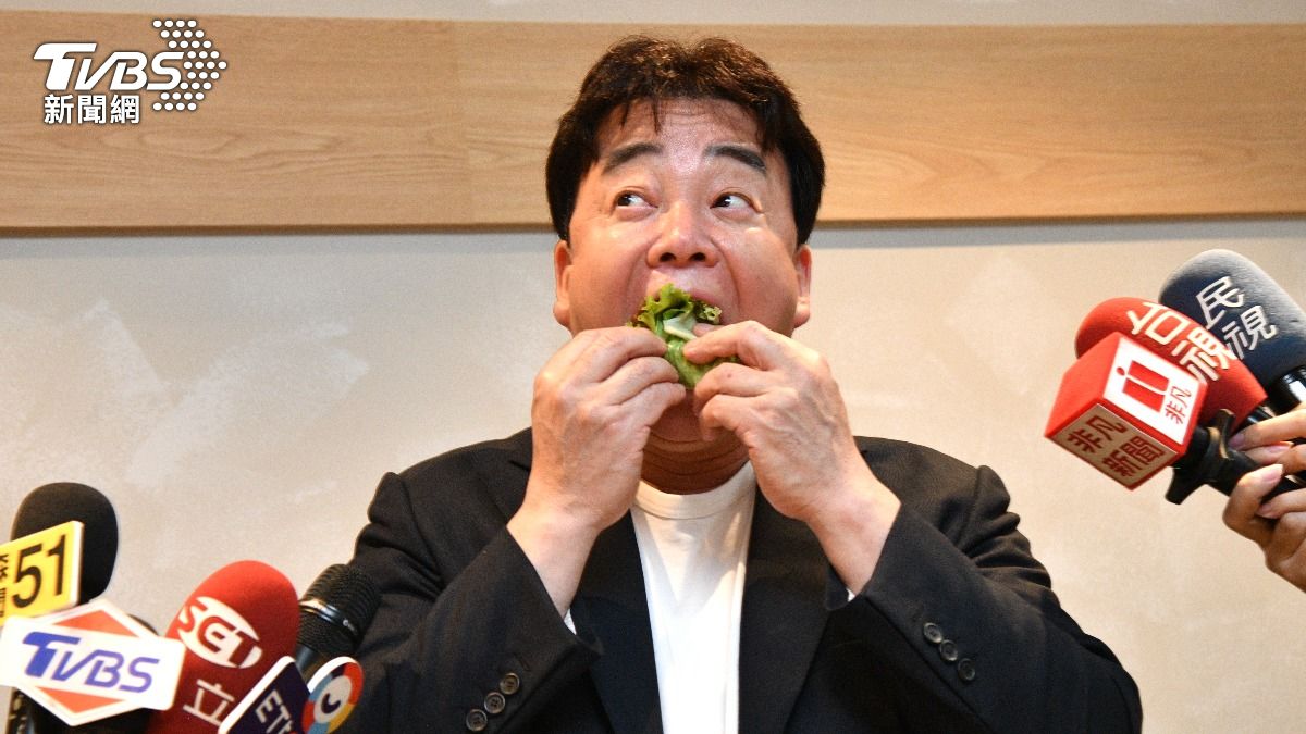 直擊／《黑白大廚》白種元無預警現身台北東區餐廳　上演「菜包肉」餵食秀
