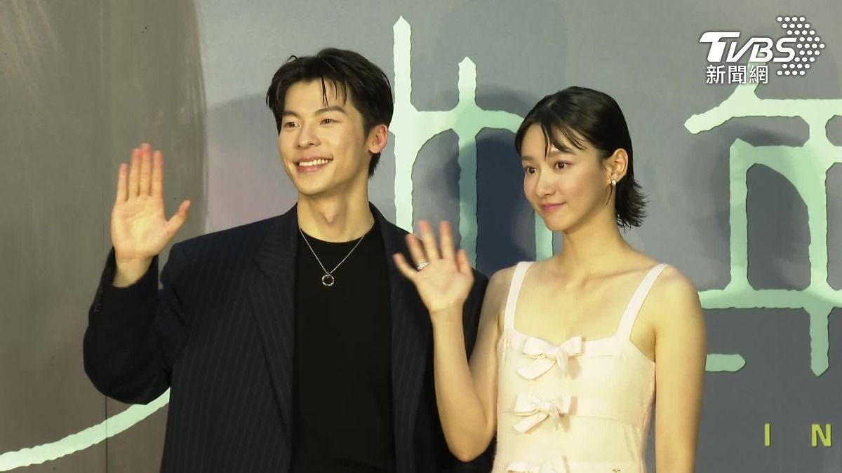 許光漢與港星袁澧林主演的奇幻愛情電影《他年她日》在信義區舉辦首映。(圖/TVBS)