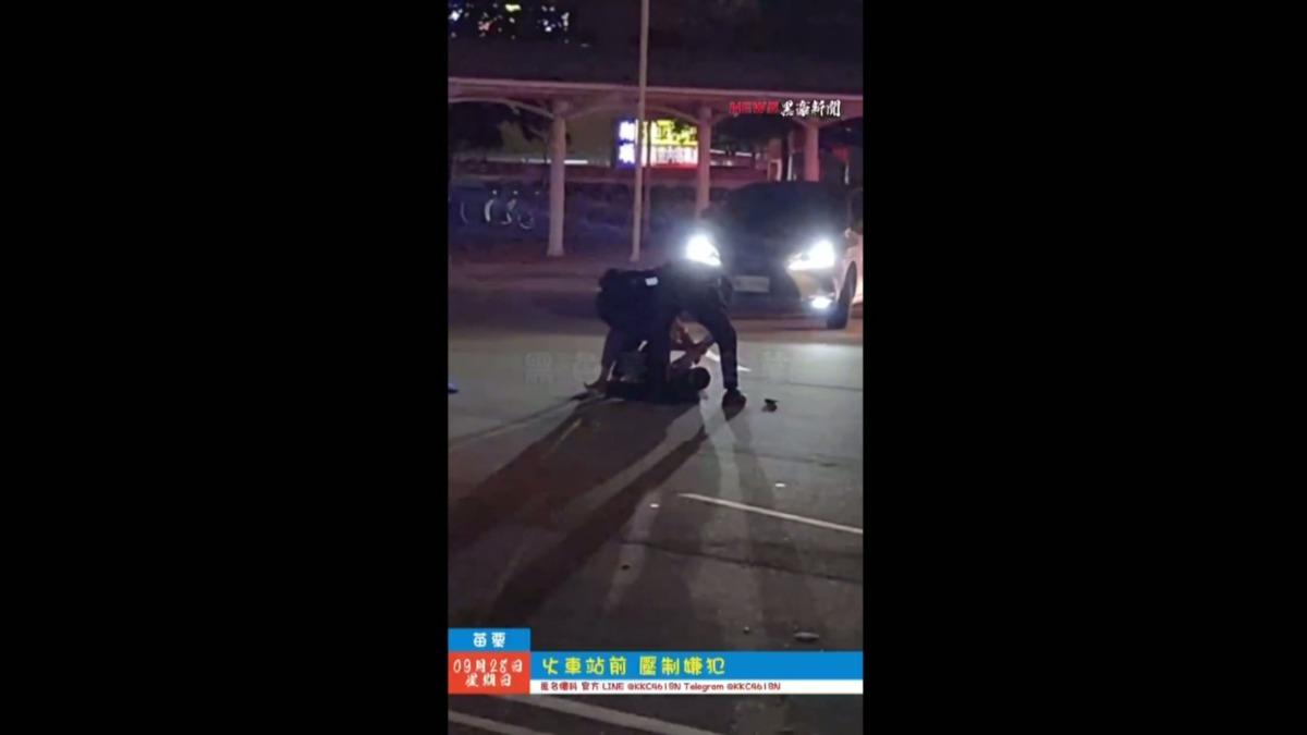 醉漢踹警車還襲警!58歲男苗栗火車站前瘋狂攔車,員警密醉錄器被打掉。(圖/黑色豪門企業)