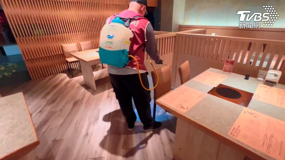顧客反應後，餐廳在當天晚間 就聯繫消毒公司，打烊時針對環境仔細消毒（圖／TVBS）