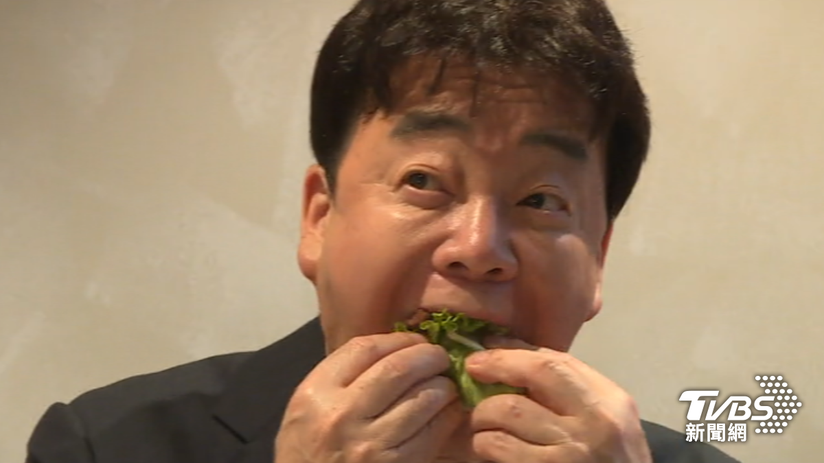 南韓名廚白種元示範菜包肉。(圖/TVBS)
