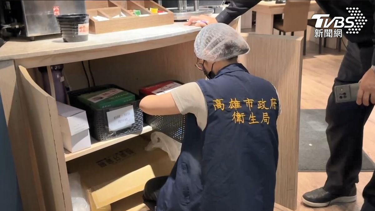 衛生局上門稽查，依舊發現「乾料儲物區」有部分髒汙，將依高雄市公共飲食場所衛生管理辦法，裁罰3萬元以上 300萬元以下罰鍰（圖／TVBS）