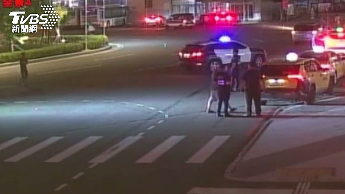58歲男酒醉鬧車站,踹警車遭壓制逮捕。(圖/TVBS)