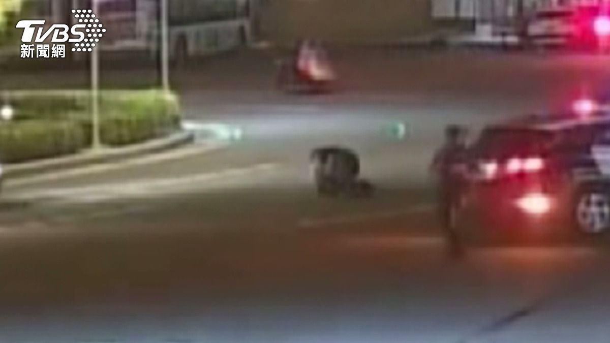 酒醉男站路中央踹車,警方趕至遭攻擊壓制。(圖/TVBS)