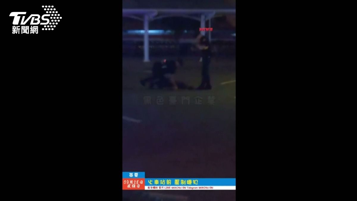 「治安疑慮人口」站路中踹警車,遭壓制逮捕。(圖/黑色豪門企業)