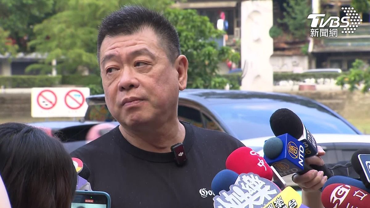 孫德榮29日辦記者會替愛徒于朦朧討公道。（圖／TVBS）