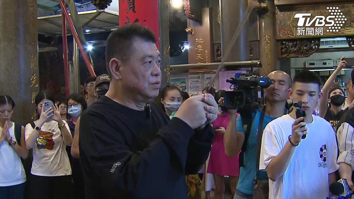 資深經紀人孫德榮到新莊地藏王菩薩廟辦記者會。（圖／TVBS）