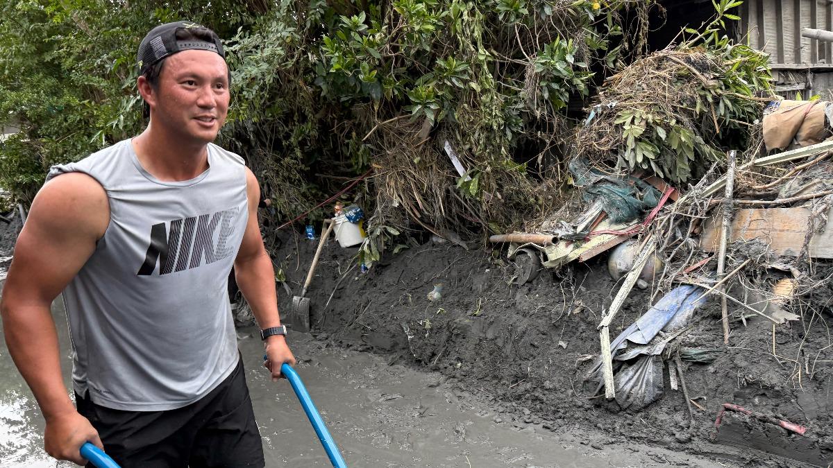 高國輝也返鄉幫忙!清除淤泥粉絲狂讚「太帥氣」。(圖/高國輝家屬提供)