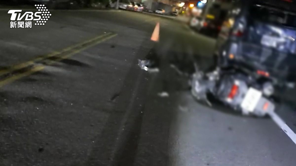 違停害死人!35歲男夜騎撞廂型車,身受重傷不治「車頭全毀」。(圖/TVBS)