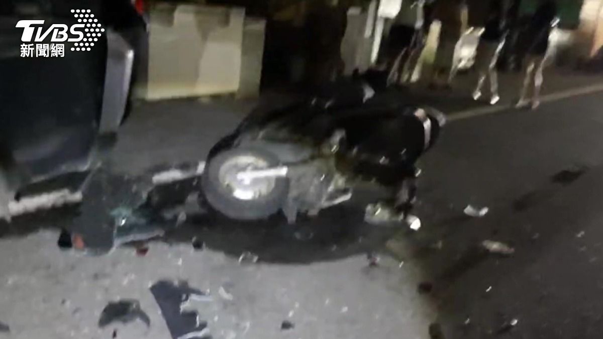 機車車頭全毀只剩車架形狀,被撞的廂型車後方也出現凹陷毀損。(圖/TVBS)