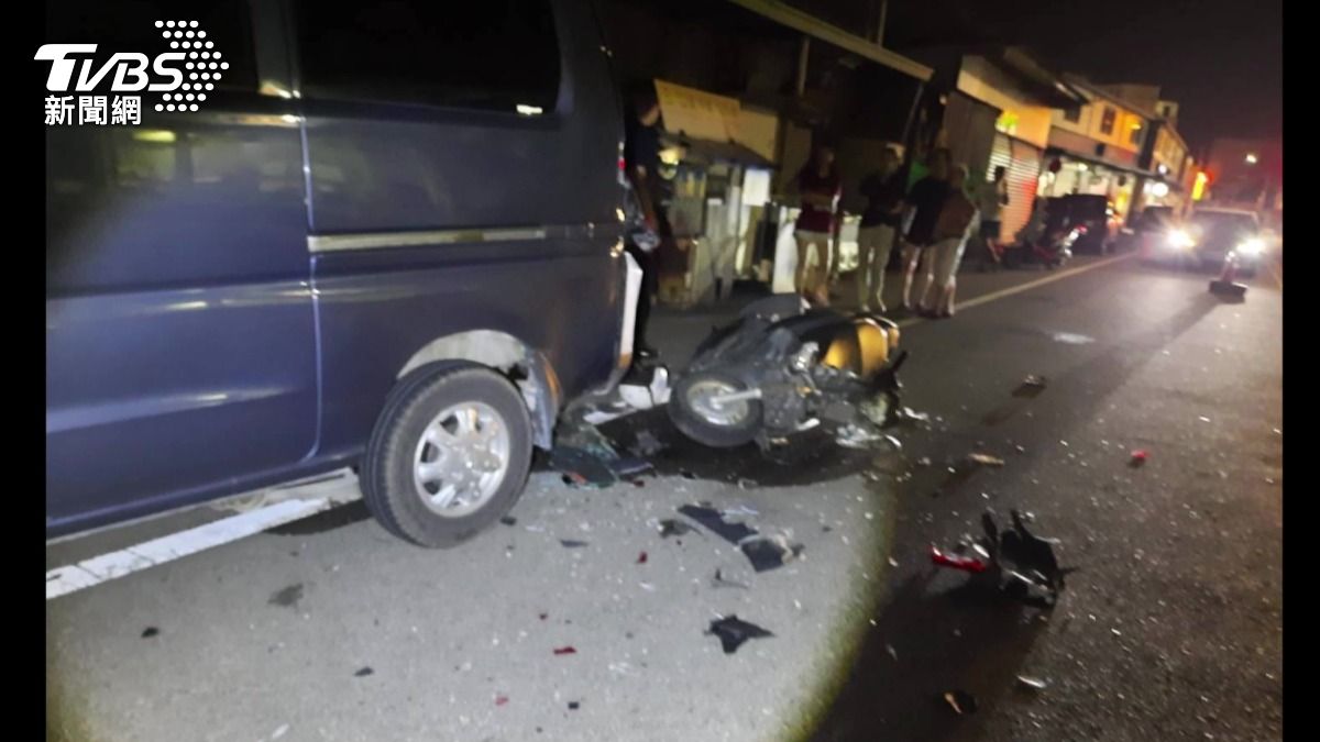 廂型車車主是附近住戶,車身三分之一超過白線,已經違規並成為事故肇因之一。(圖/TVBS)