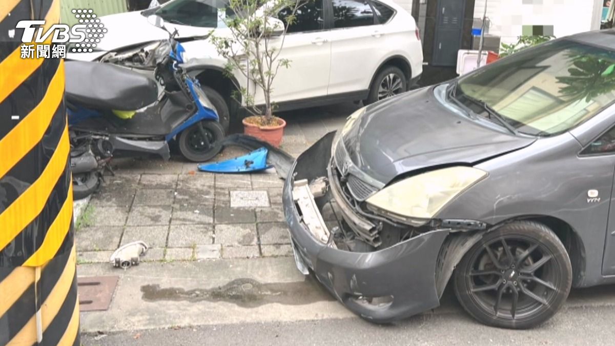 一名休旅車駕駛,無預警偏離車道,衝撞了路邊的4部汽機車,駕駛自述,是因為為了撿拾掉落踏板的食物,才會分心失控(圖/TVBS)