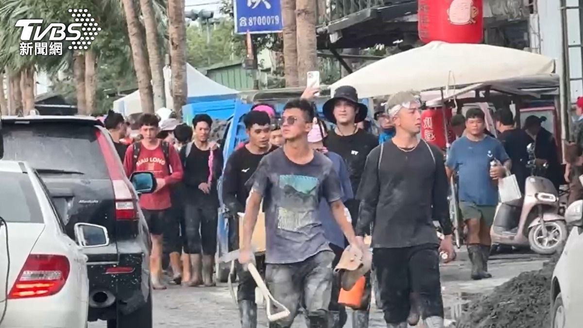 鏟子超人收假,步行湧入花蓮光復火車站。(圖/TVBS)