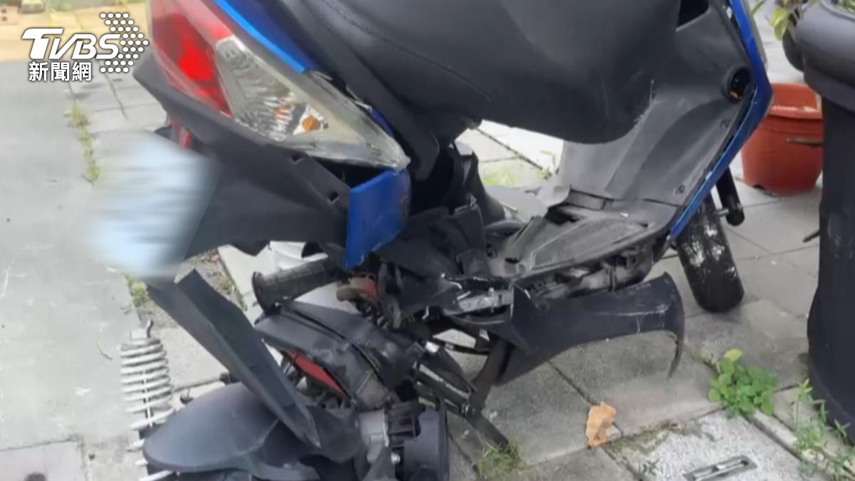 被撞的機車也稀巴爛,輪胎也變形了,被害車輛恐怕也得花大錢修繕,讓車主最後決定報廢(圖/TVBS)