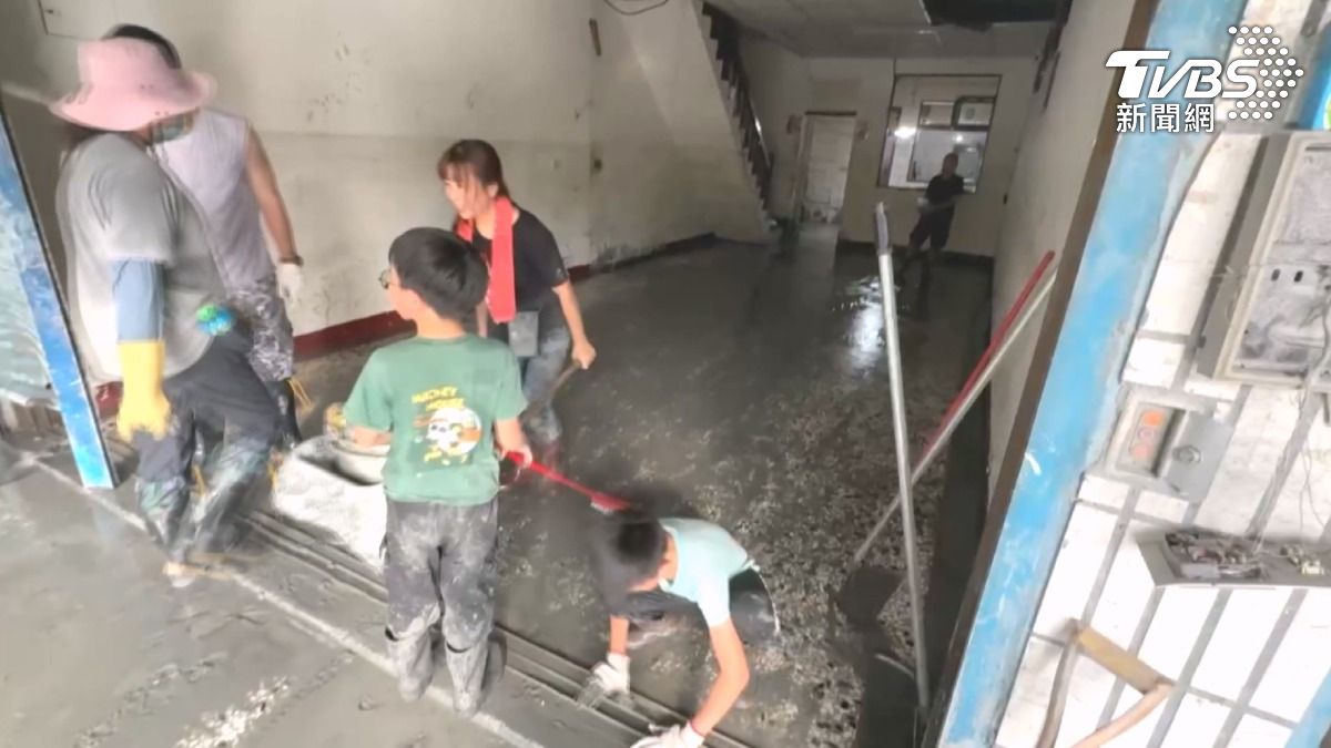 截至29號中午,花蓮光復鄉還有超過1600戶等待清淤,直到連假後兩天,才開始有大量志工進駐協助,一名9歲男童跟著爸媽救災。(圖/TVBS)