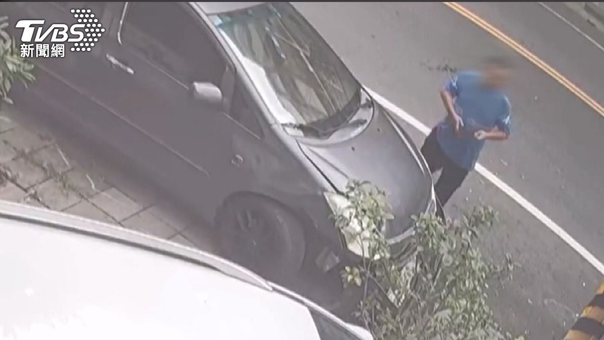 還好闖禍駕駛,還能自行下車,他趕緊拿出手機通報,不過聽到猛烈的撞擊聲,車主也趕緊外出查看,結果當場傻眼(圖/TVBS)
