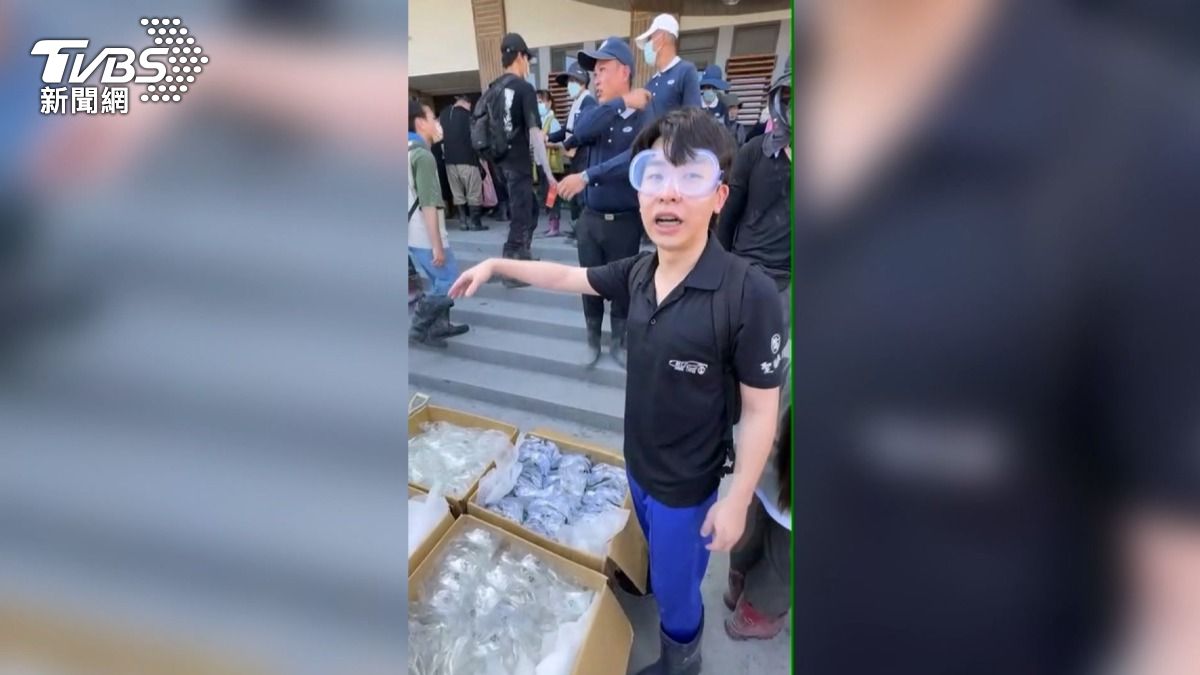 台南二手車商,載著熱心民眾送的一千多支護目鏡,送到災區。(圖/民眾提供)