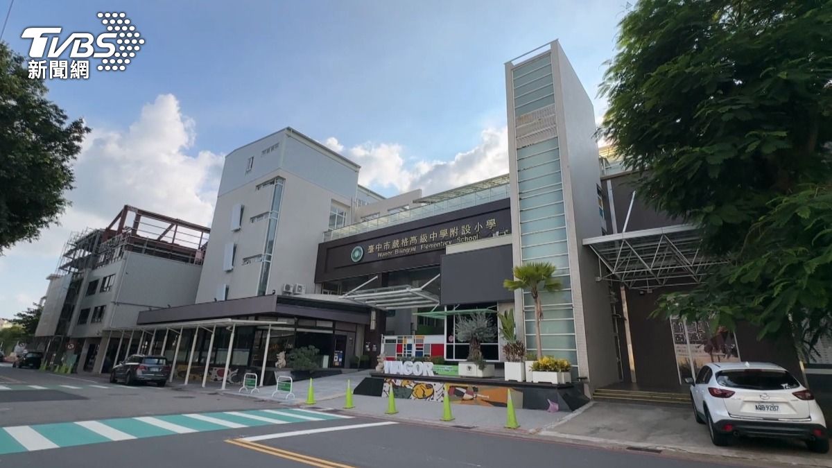 沈先生表示白衣人押了他一整天後又帶他到建設公司,檢視他與葳格高中的所有承攬合約。(圖/TVBS)