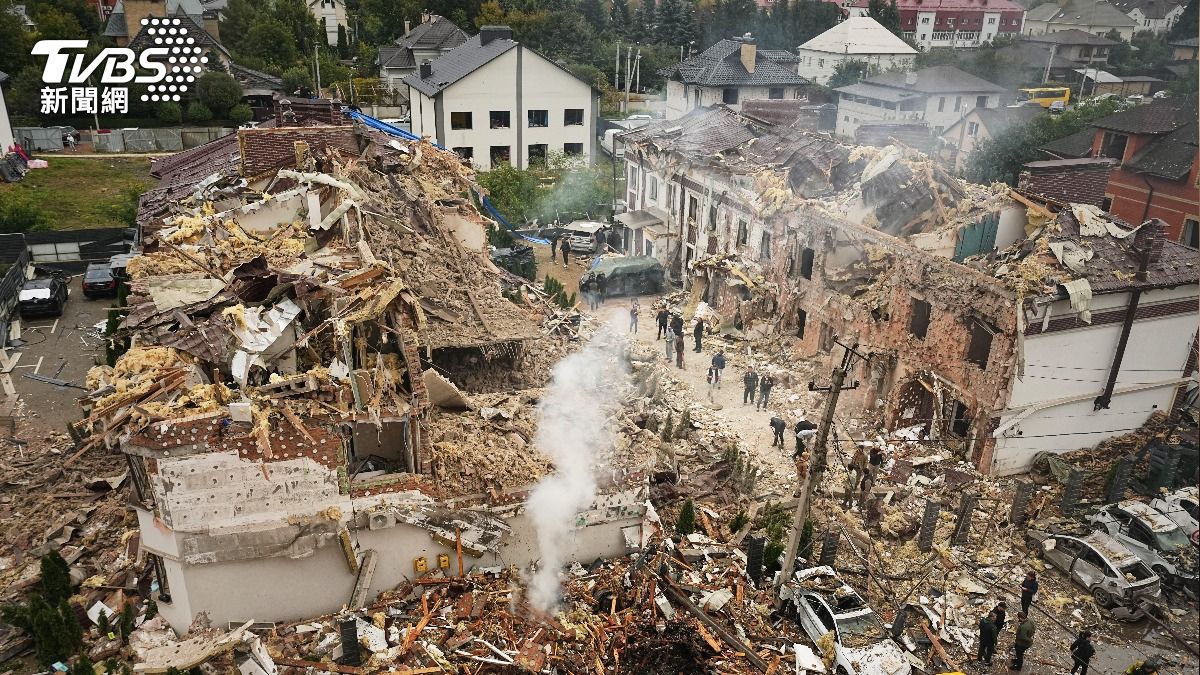 俄羅斯28日動用近600架無人機和40多枚飛彈攻擊烏克蘭,基輔有公寓遭波及嚴重毀損。(圖/達志影像美聯社)