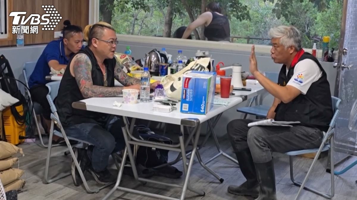 物資被阻擋,並對縣府的登記制度提出質疑。(圖/TVBS)