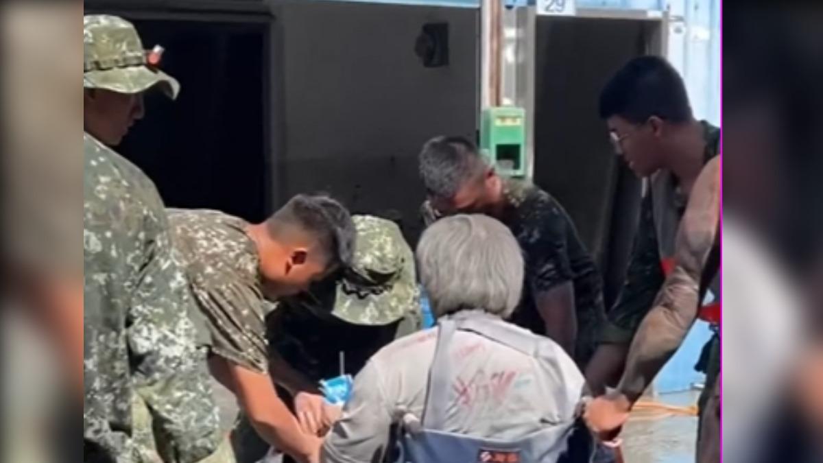 花蓮光復老翁中風行動不便，心繫家園，國軍協例抬他回家。（圖／民眾提供）