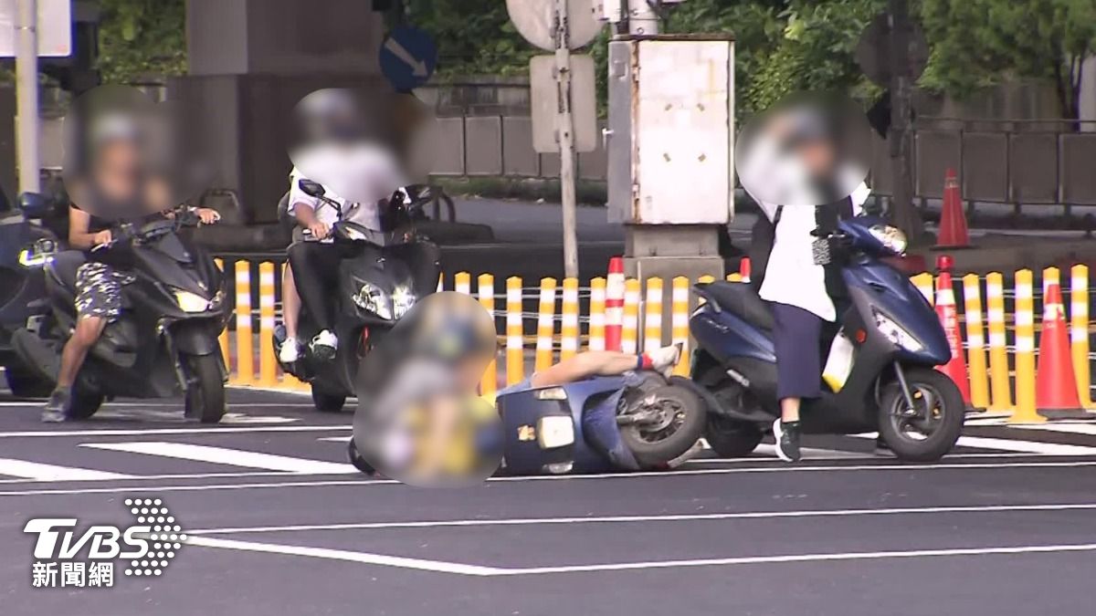 有騎士自摔。(圖/TVBS)