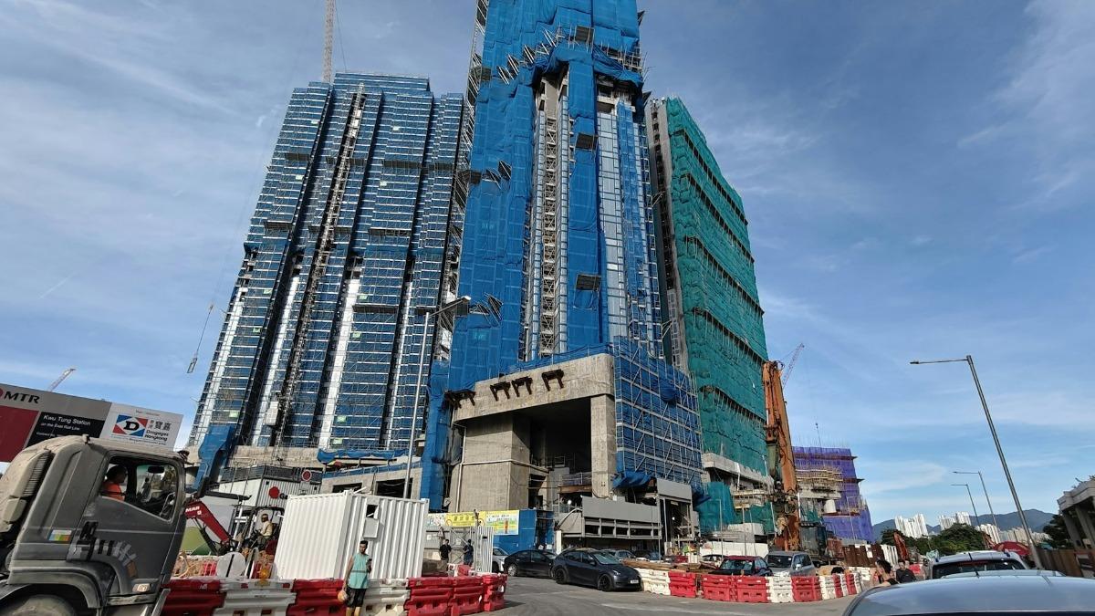 警方到場調查,仵工到場舁送遺體。(圖/香港01)