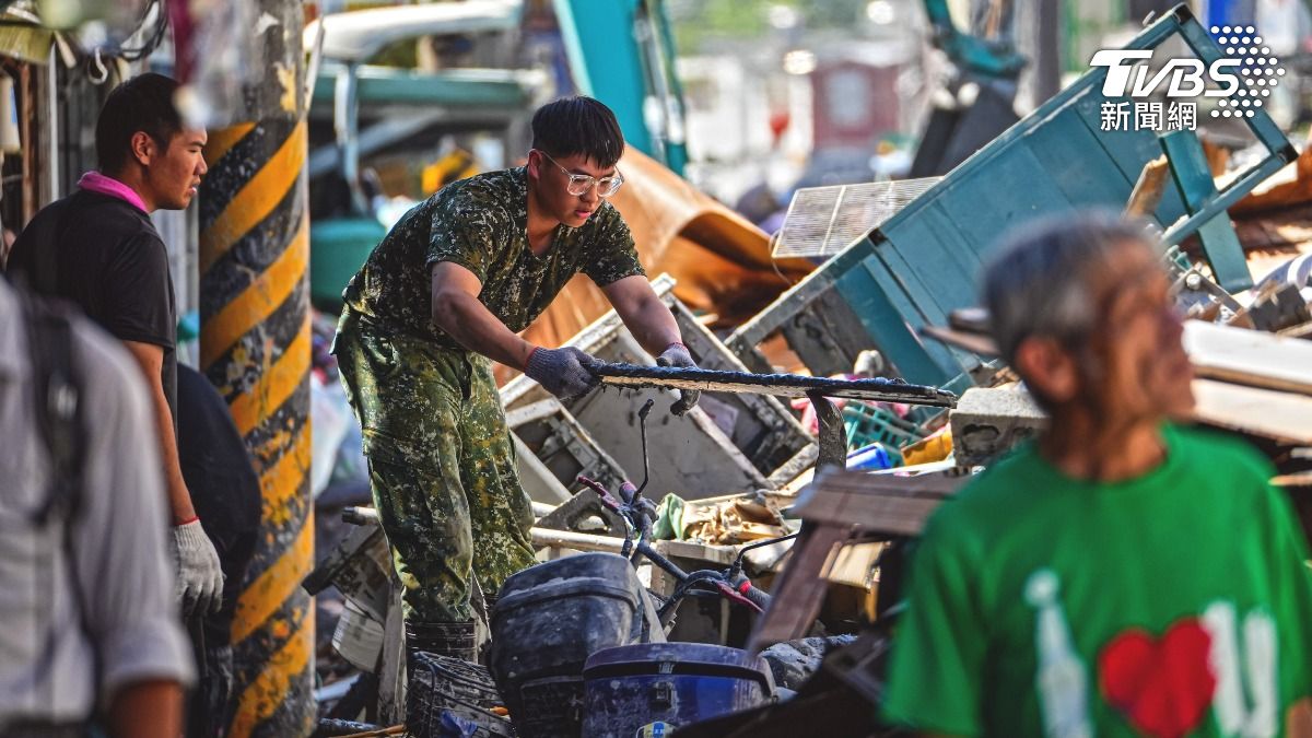 國軍分秒必爭,持續投入災區復原。(圖/陸軍司令部提供)