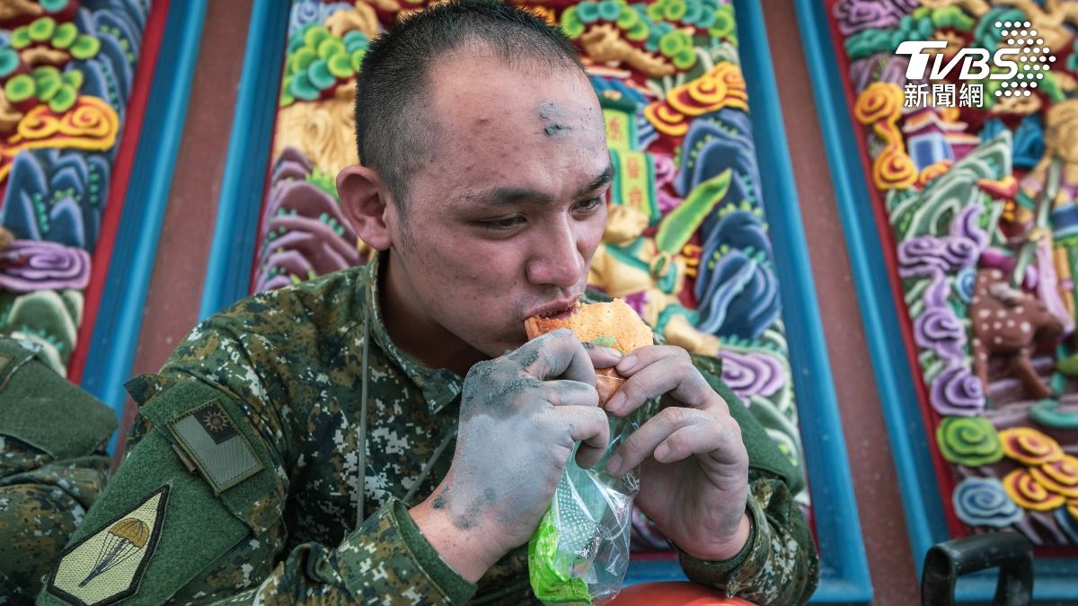 多圖/國軍「手沾泥吃麵包」畫面超揪心!拚中秋節前復原光復鄉