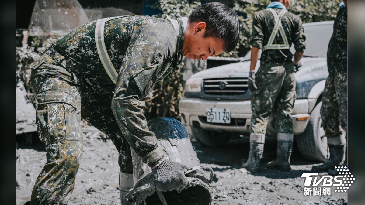 國軍分秒必爭,持續投入災區復原。(圖/陸軍司令部提供)