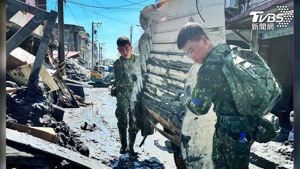 國軍分秒必爭,持續投入災區復原。(圖/陸軍司令部提供)