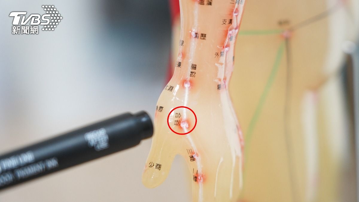 可輔以穴位按摩,每次5至10秒,例如合谷穴。(圖/TVBS)