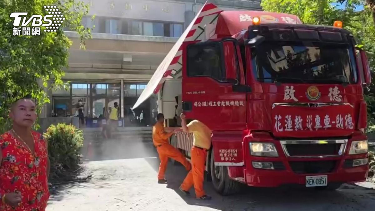 今天運送了價值60萬的物資跟10輛救災機具。(圖/TVBS)