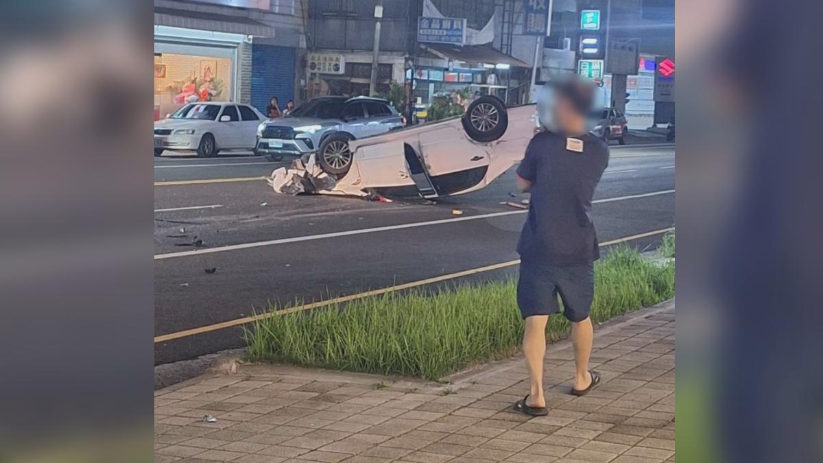 路邊車往外切！後車閃不過「攔腰撞」，180度翻覆又撞3車。（圖／翻攝Threads_chili_chili）