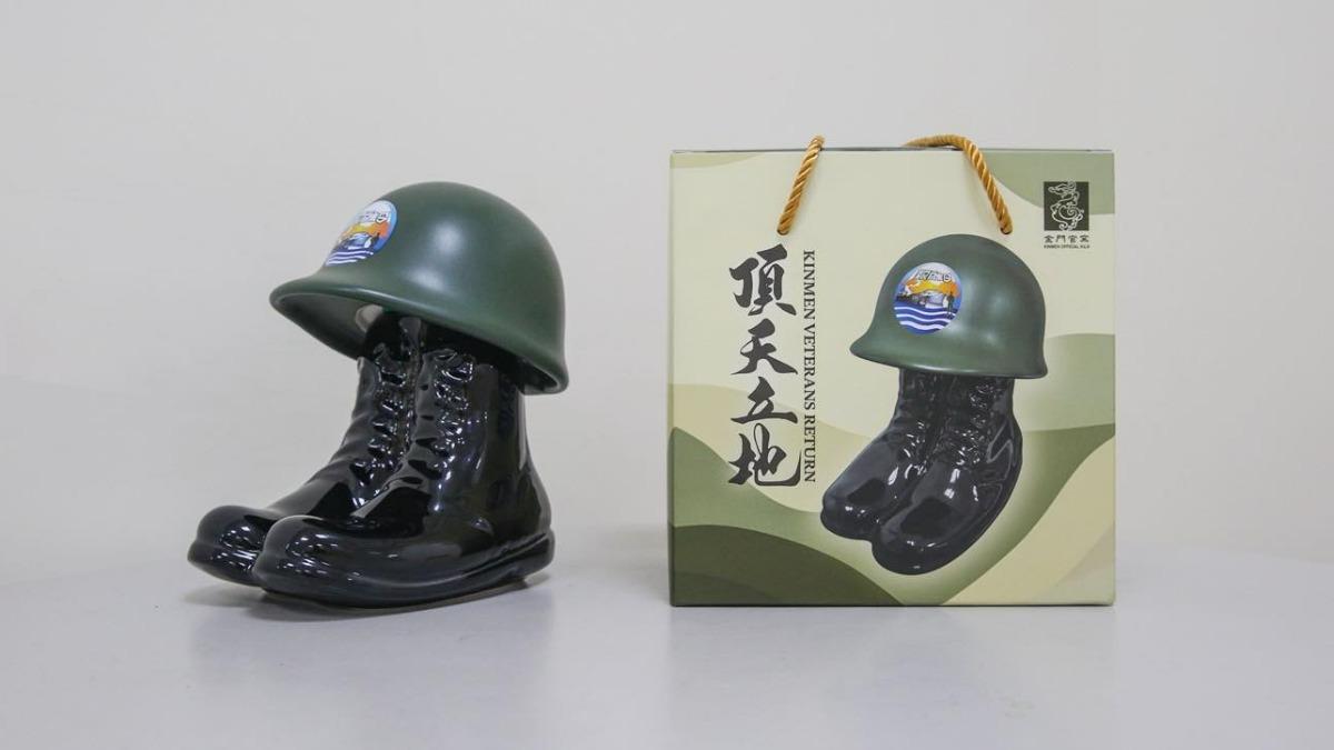 頂天立地瓷瓶造型相當吸睛。 （圖／翻攝自金門老兵召集令臉書）