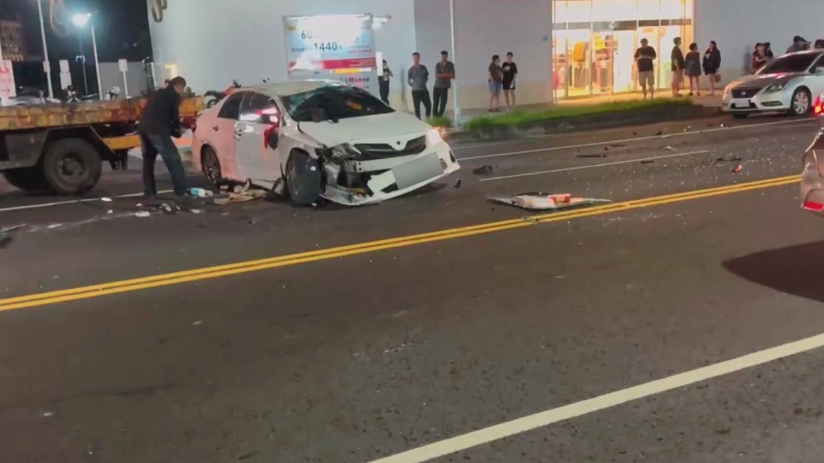事故現場保險桿脫落，滿地玻璃碎片，逛街民眾全部跑出來圍觀。（圖／翻攝Threads_chili_chili）