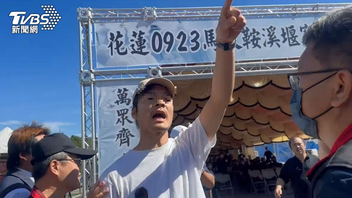光復洪災頭七公祭!徐榛蔚捻香「低頭啜泣」 家屬嗆:在前面擺拍