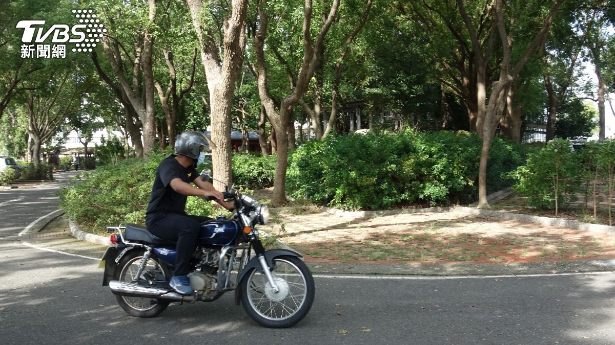 術科考試含騎檔車。（圖／TVBS）