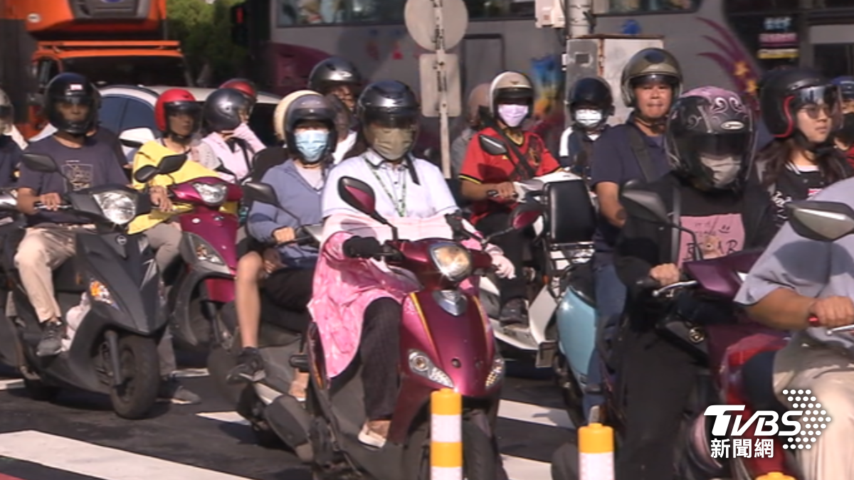 圓環拆除後首上班日大塞車,民眾指出景美、萬隆塞了至少30台公車。(圖/TVBS)