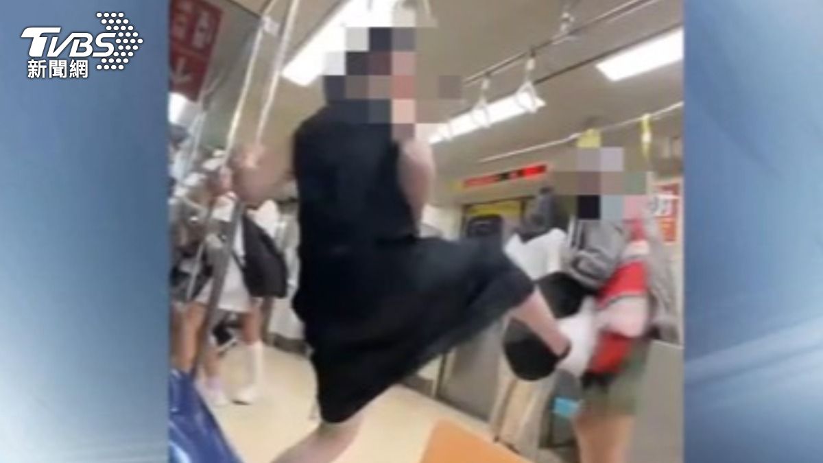 北捷車廂爆衝突！疑「動手」逼讓優先席，白髮婦慘遭踹飛。（圖／queen7_910 threads）