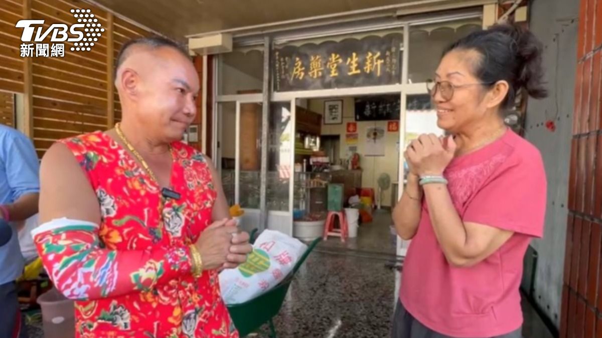 吊車大王胡漢龑和民眾打招呼。(圖/TVBS)