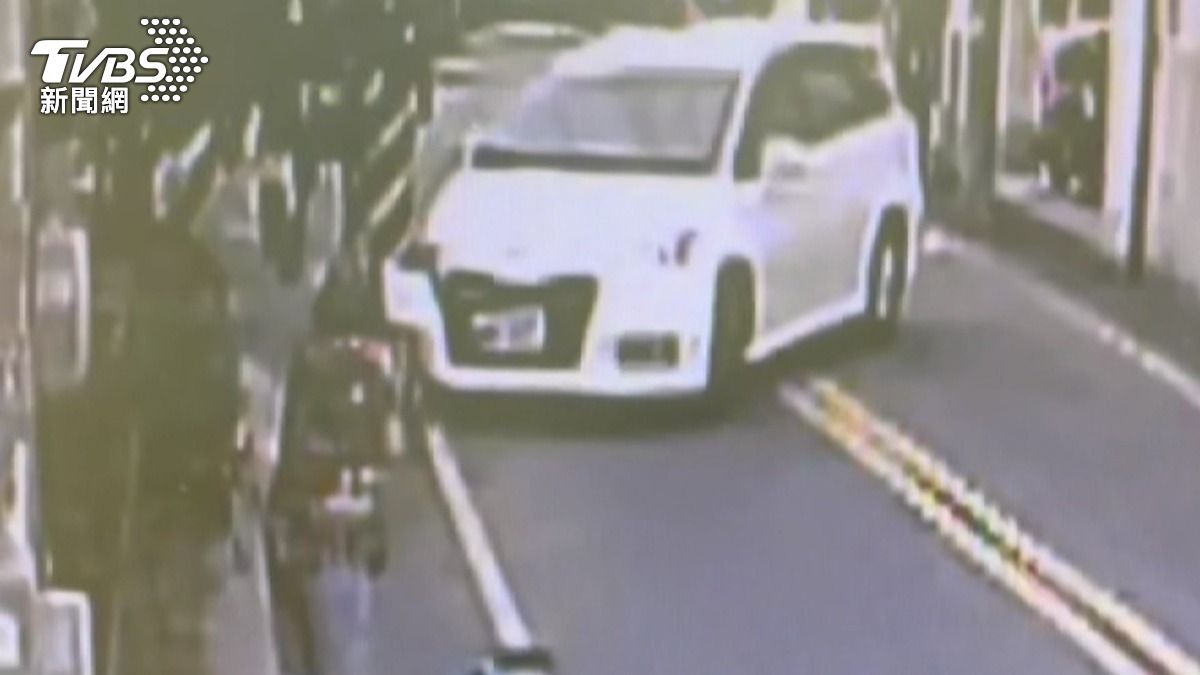 外籍女酒駕撞電桿帶傷女兒逃!「躲200公尺外店家」酒測0.79加肇逃。(圖/TVBS)