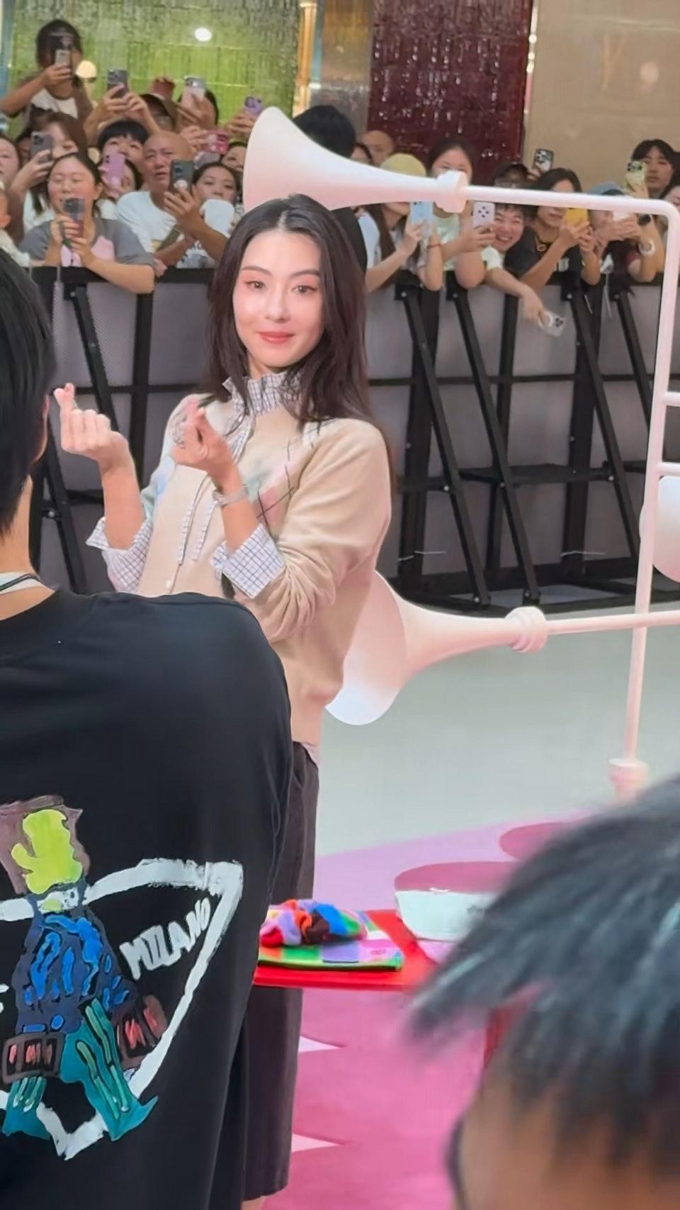 張栢芝手比愛心。（圖／翻攝自小紅書）