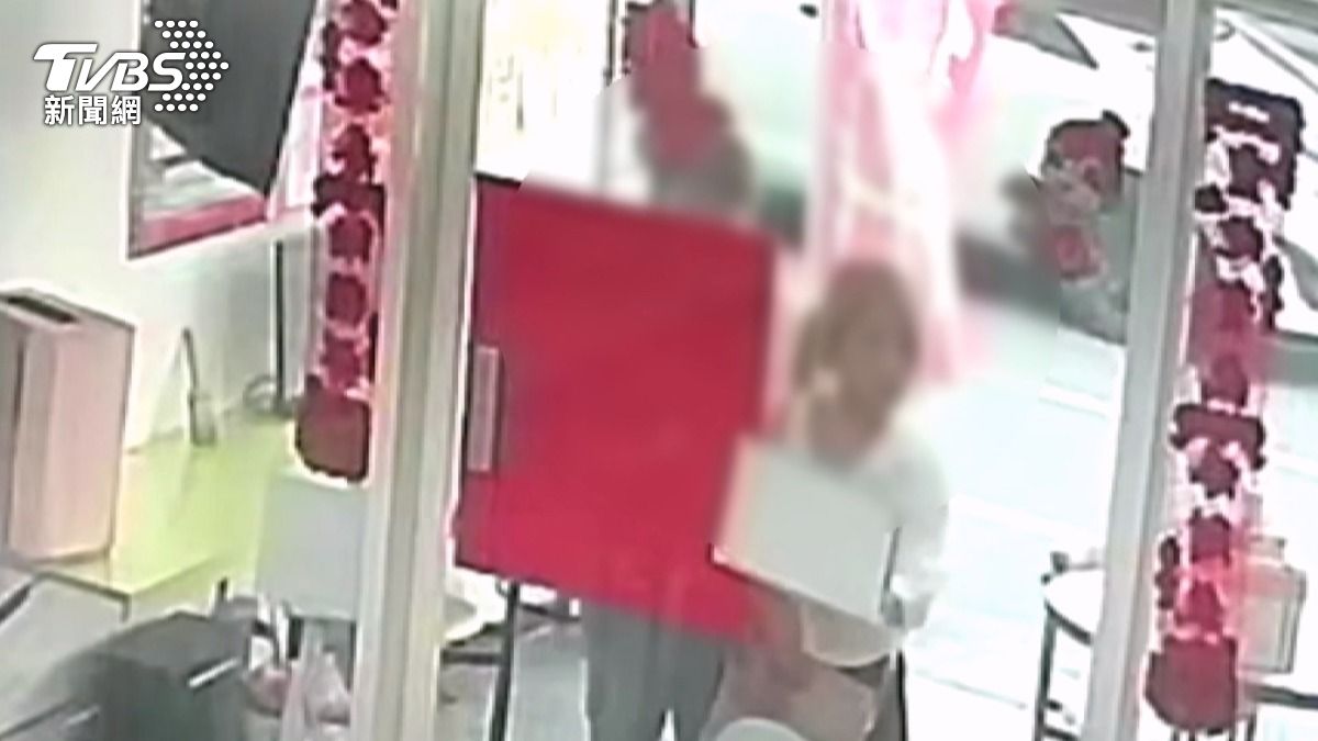 外籍女酒駕撞電桿帶傷女兒逃!「躲200公尺外店家」酒測0.79加肇逃。(圖/TVBS)